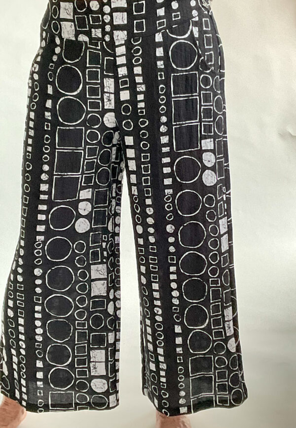 Express Travel Circle Crop Pant - Image 5
